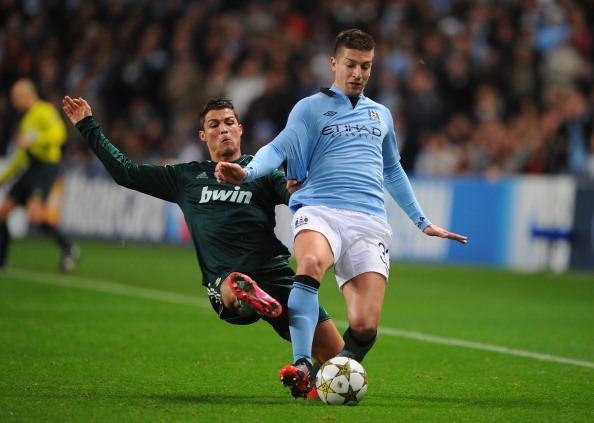 英超积分榜：枪手5分领跑曼联第7红军第8 8分云集14队（英超最新积分榜：阿森纳领先5分居首，曼联第7、利物浦第8，14队同积8分）