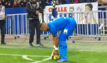 安帅谈维尼修斯国家德比不满被换下：我跟他说他犯了一个错误（安切洛蒂回应维尼修斯对国家德比被换下不满：我已告诉他他做错了）