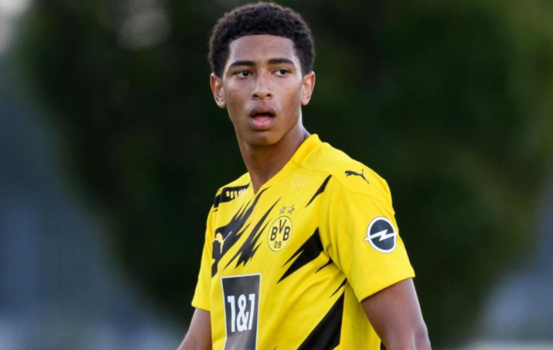 足球报：张外龙这几年一直关注铜梁龙，冲超后他独坐良久（足球报报道：张外龙多年关注铜梁龙，冲超当晚他独自静坐许久）