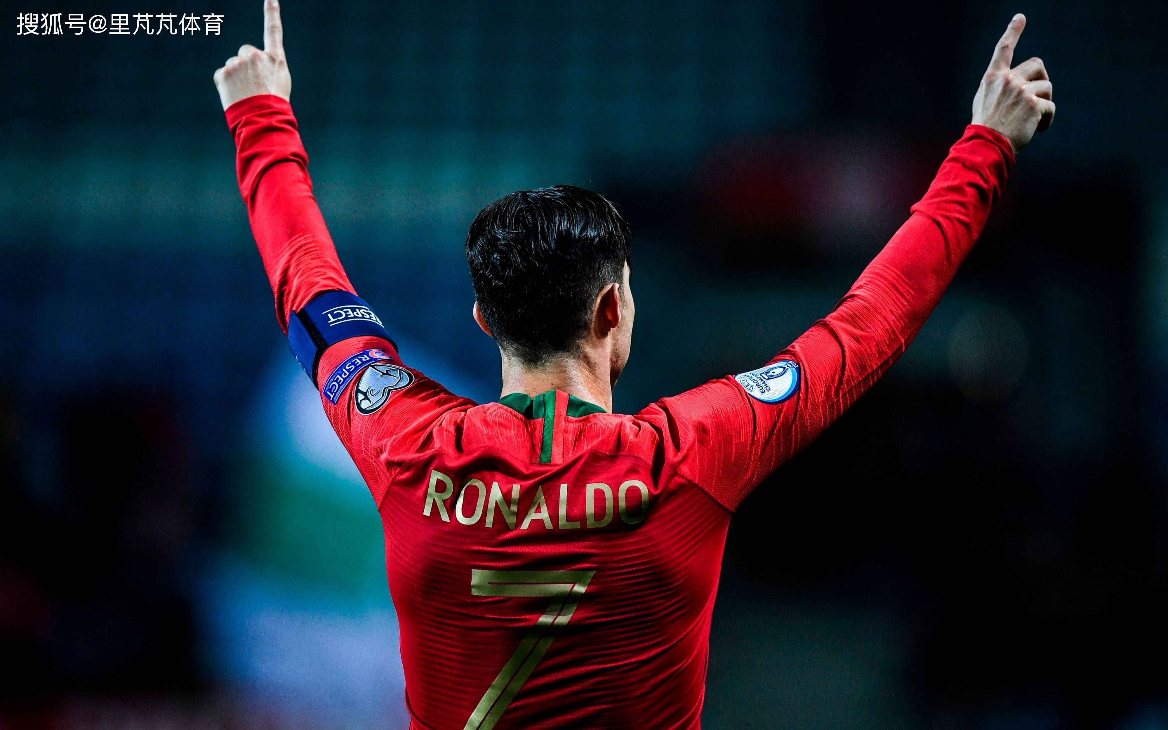 曼联英超赛场精彩抢断反击（曼联在英超上演精彩抢断与反击）