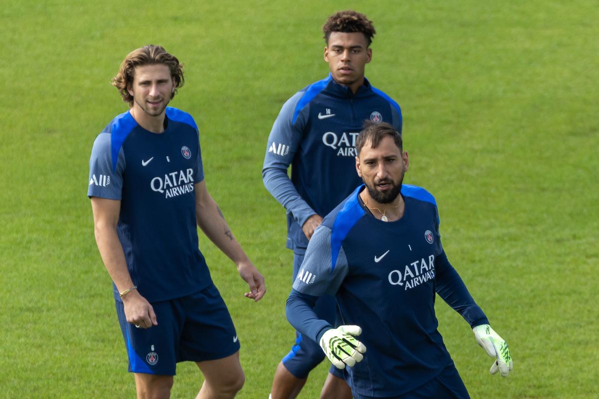 明星后卫三分爆发 带队逆转（明星后卫外线火力全开 助队完成逆袭）