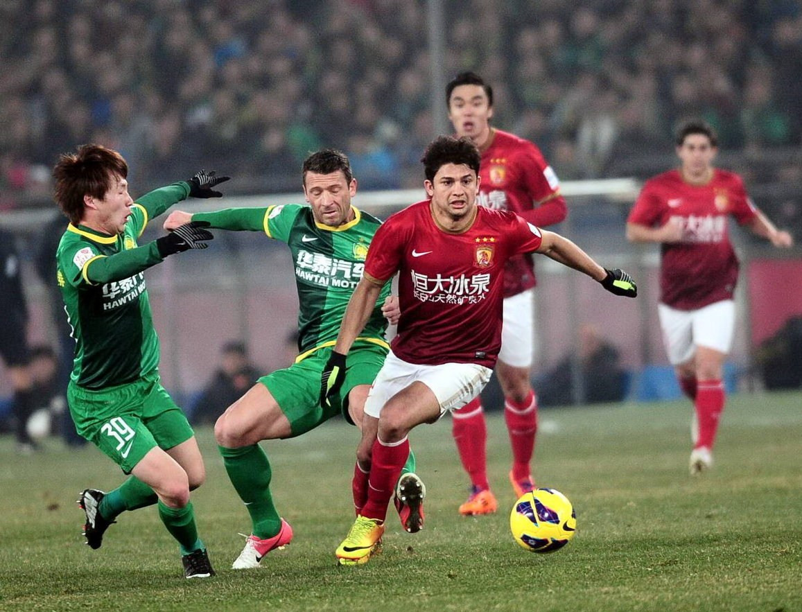 年度连斩55球！姆巴佩冲击C罗纪录，奋力创皇马历史新篇章（一年轰入55球！姆巴佩追击C罗纪录，力创皇马新纪元）