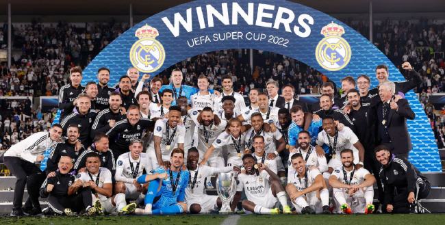 何宇鹏纪念捧杯： 一整季的重量都化为光芒，只为这一次触碰（何宇鹏捧杯时刻：漫长赛季的沉淀化作耀眼一瞬，只为这一刻的触及）