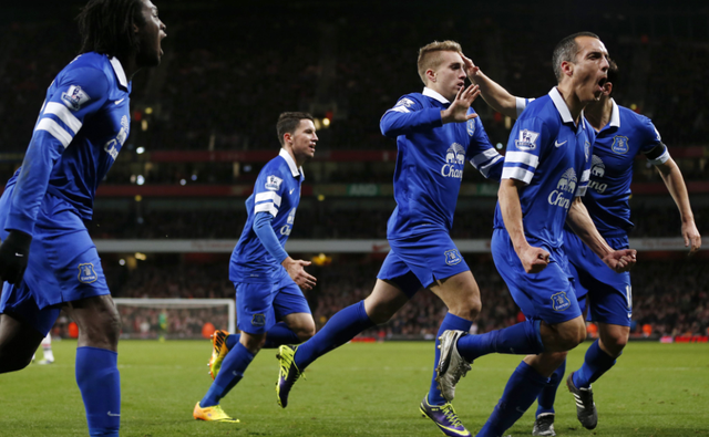 齐达内访华与樊振东互动，展现球技，赞其乒乓球成就，两人友好交流，共话皇马。（齐达内访华与樊振东同台互动，秀球技点赞其乒乓成就，友好交流共话皇马）